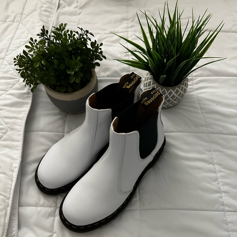 60.Dr. Martens 2976 YELLOW STITCH SMOOTH LEATHER CHELSEA BOOTS - Picture 9 of 10